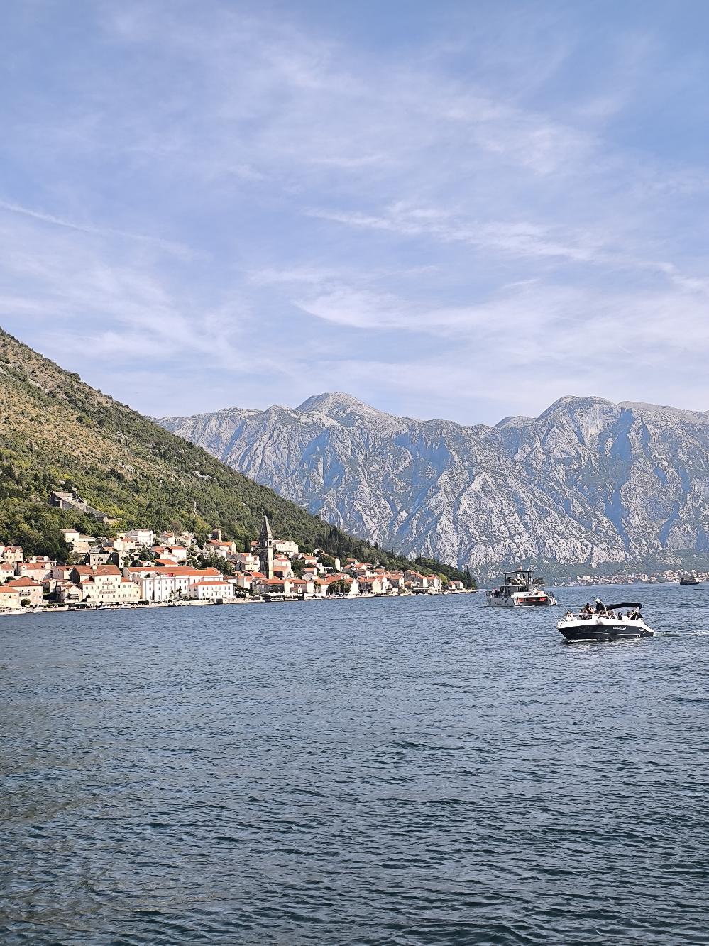 perast izdaleka
