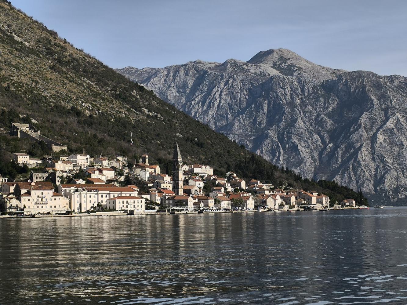 perast iz daleka